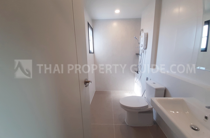 House with Shared Pool in Bangnatrad 